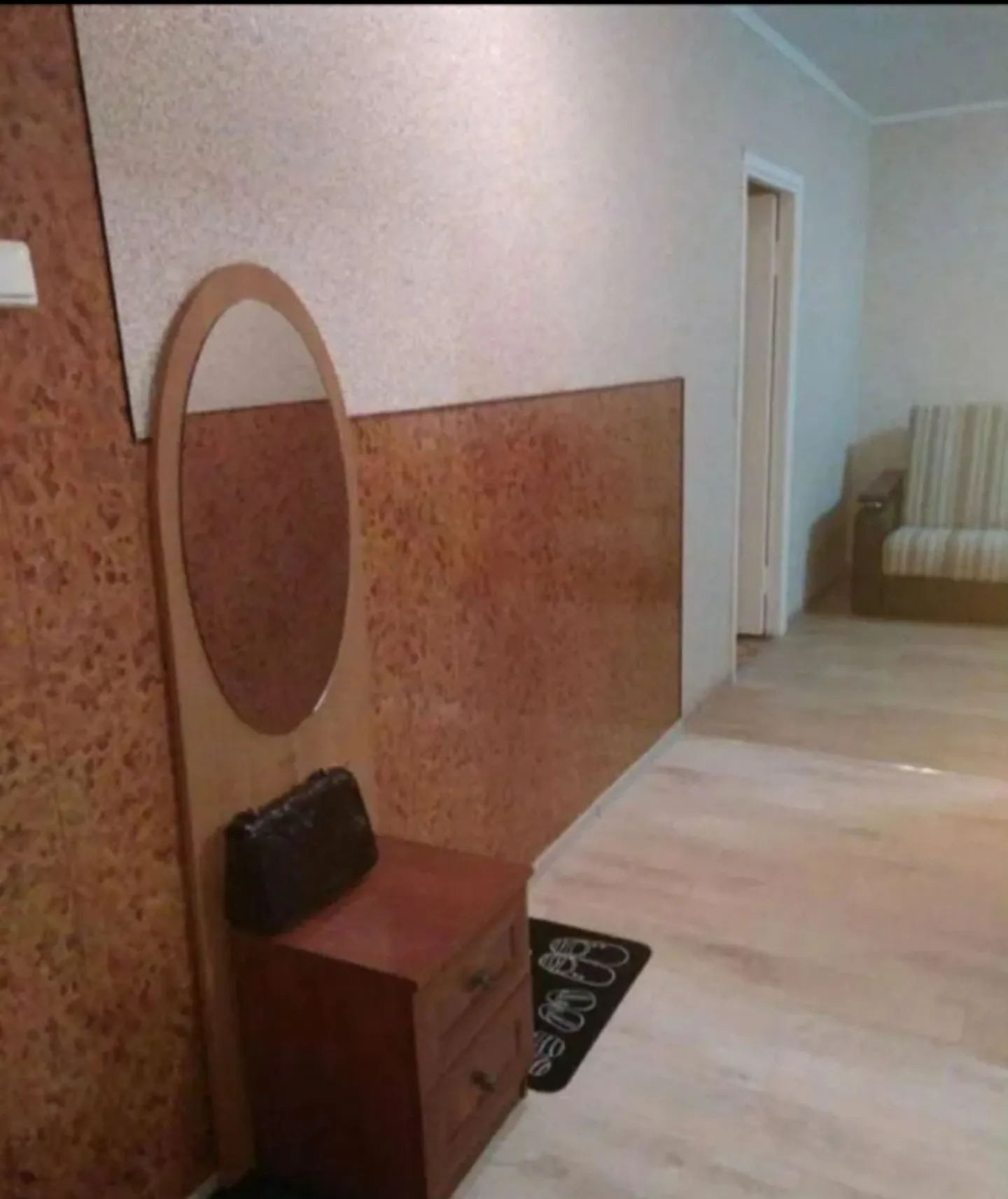 Прихожая с зеркалом и комодом